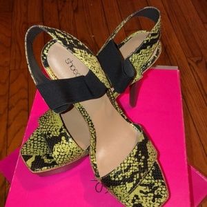 Shoe Dazzle Snake Skin Heel